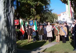 Onore ai caduti al monumento nel parco della Resistenza